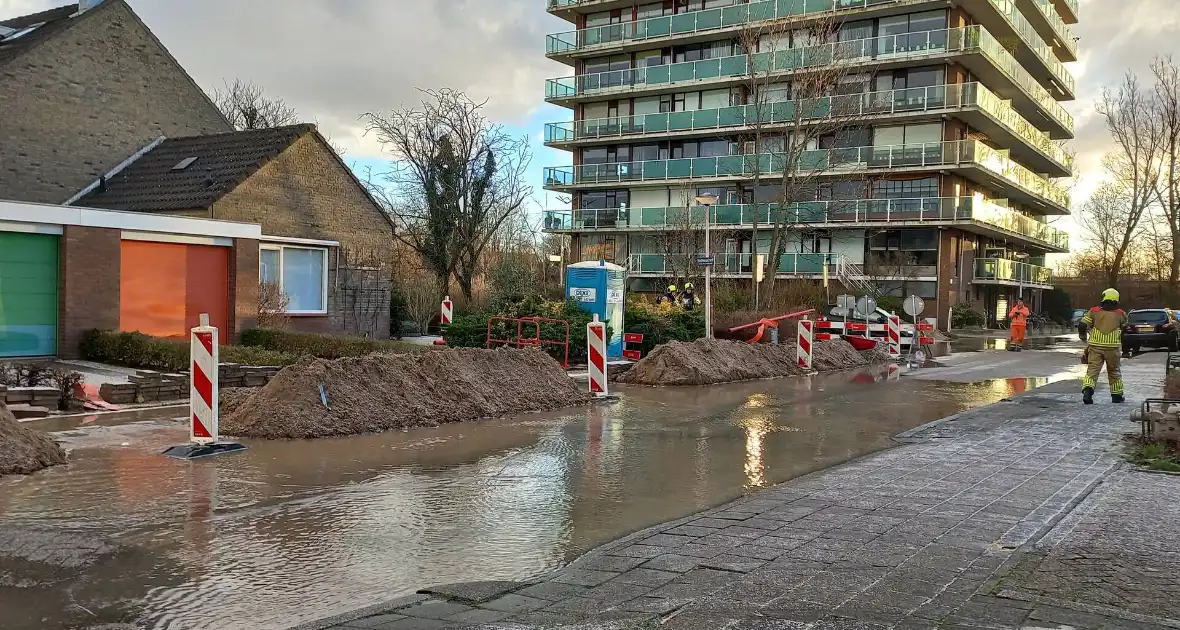 Gas en waterleidingbreuk zorgen voor gevaarlijke situatie - Foto 2