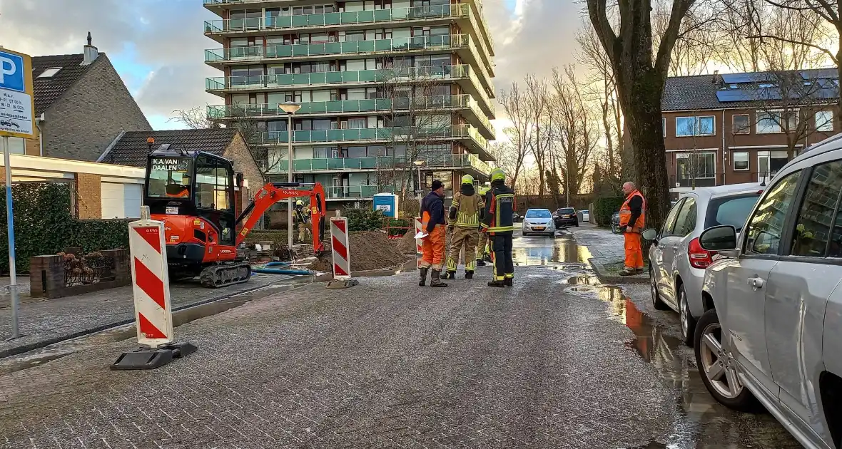 Gas en waterleidingbreuk zorgen voor gevaarlijke situatie - Foto 4