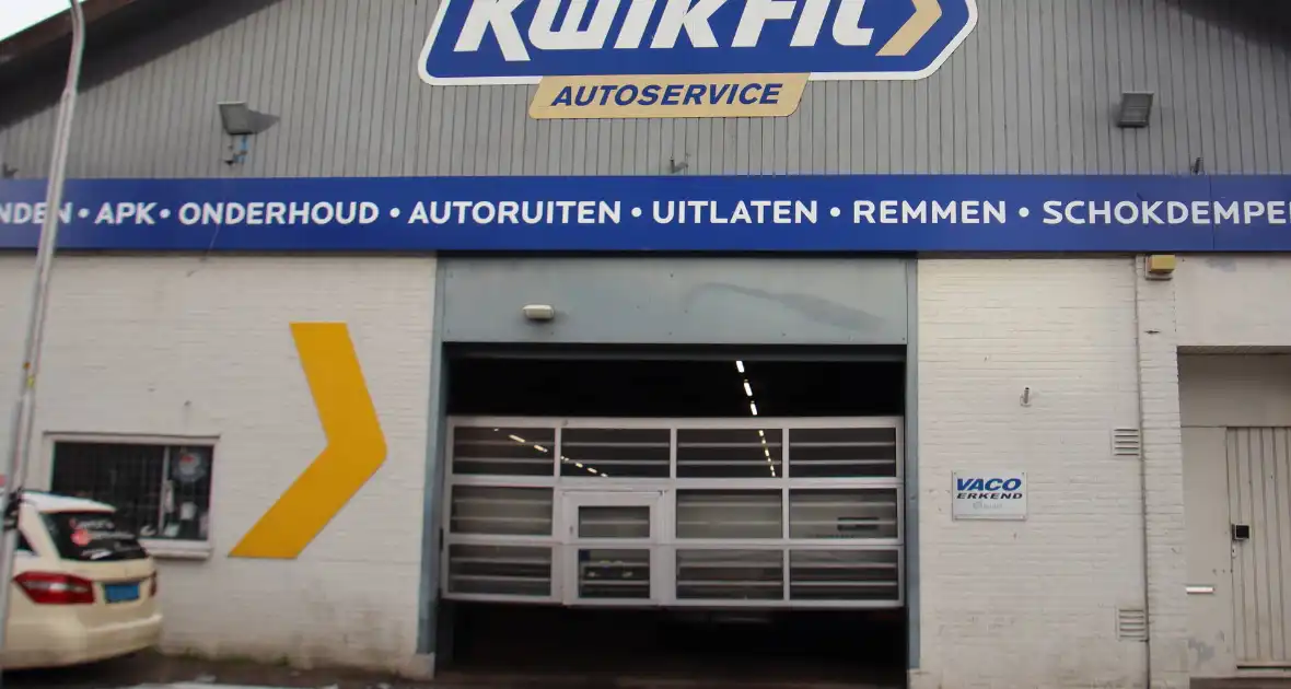 Auto rijdt door garagedeur en richt ravage aan - Foto 1