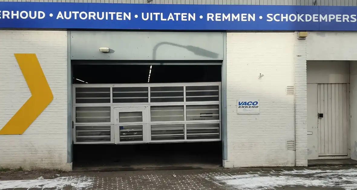 Auto rijdt door garagedeur en richt ravage aan - Foto 4