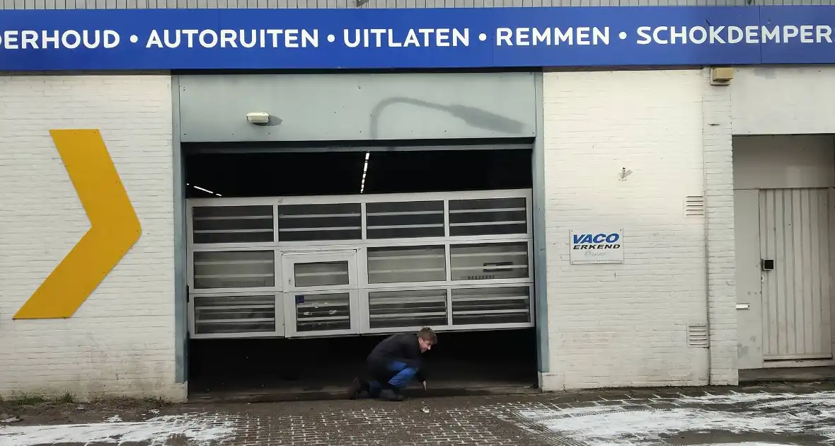 Auto rijdt door garagedeur en richt ravage aan - Foto 5