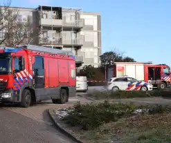 Persoon zwaargewond na val uit raam