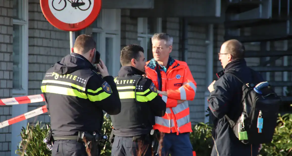 Persoon zwaargewond na val uit raam - Foto 6