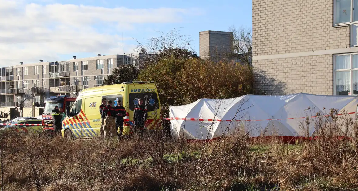 Persoon zwaargewond na val uit raam - Foto 9