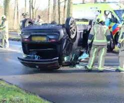 Automobilist belandt op zijn kop