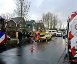 Hulpdiensten redden aangereden kat uit auto