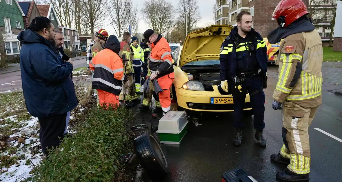 Hulpdiensten redden aangereden kat uit auto - Foto 1