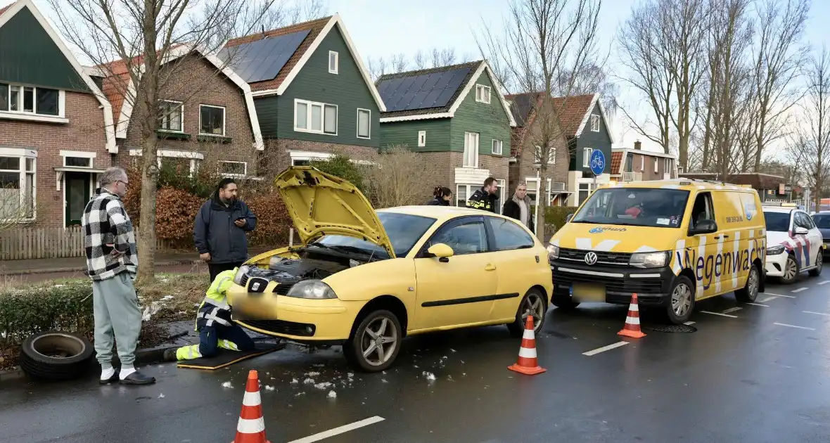 Hulpdiensten redden aangereden kat uit auto - Foto 5