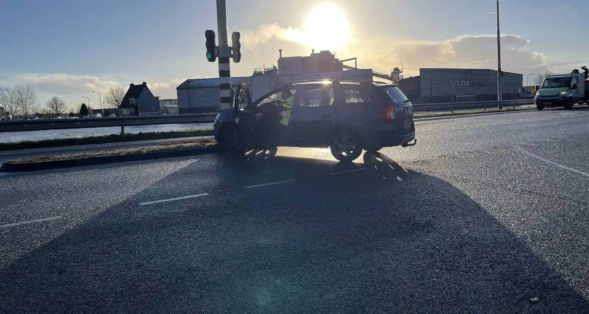 Bestuurder klapt op verkeerslicht