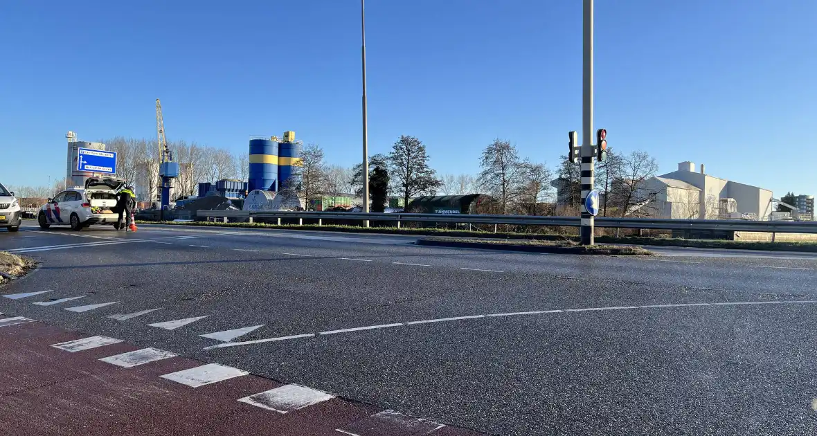 Bestuurder klapt op verkeerslicht - Foto 1