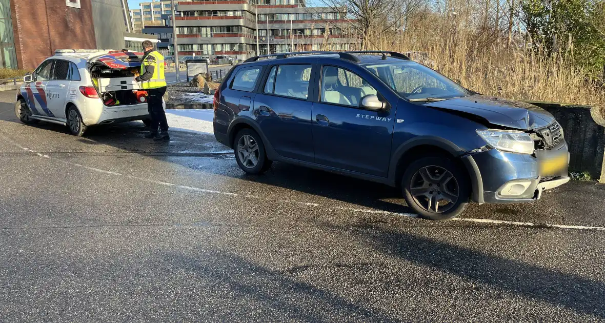 Bestuurder klapt op verkeerslicht - Foto 2