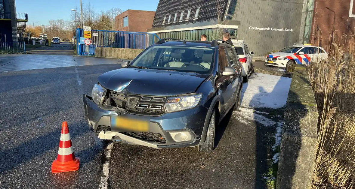 Bestuurder klapt op verkeerslicht - Foto 3