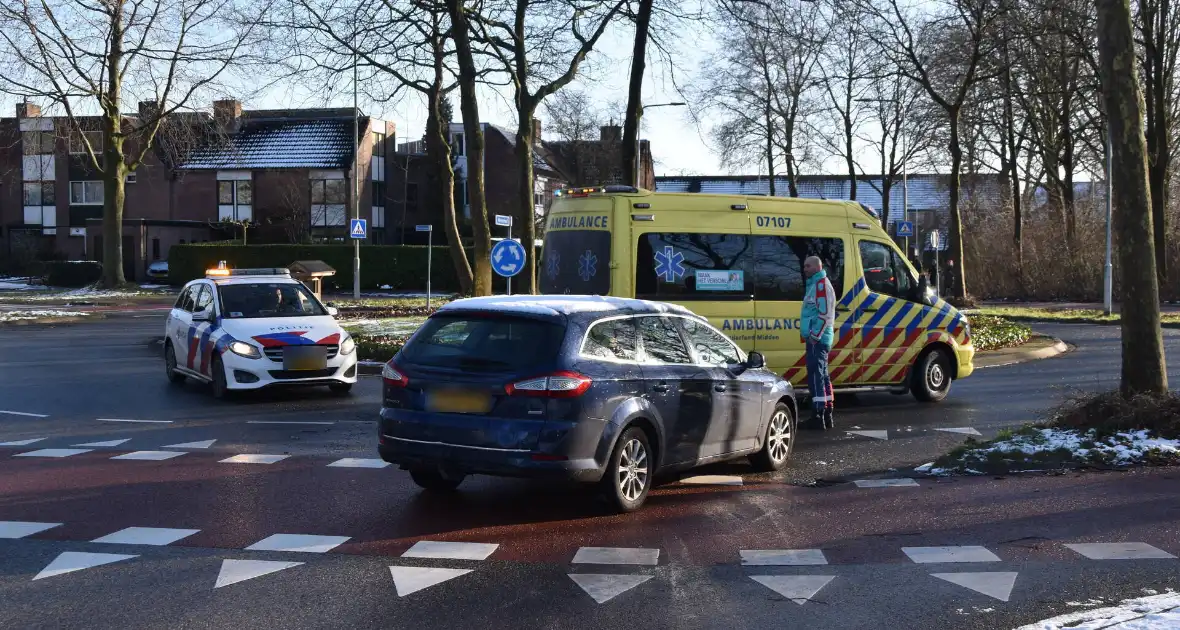 Fietser geschept op rotonde door automobilist