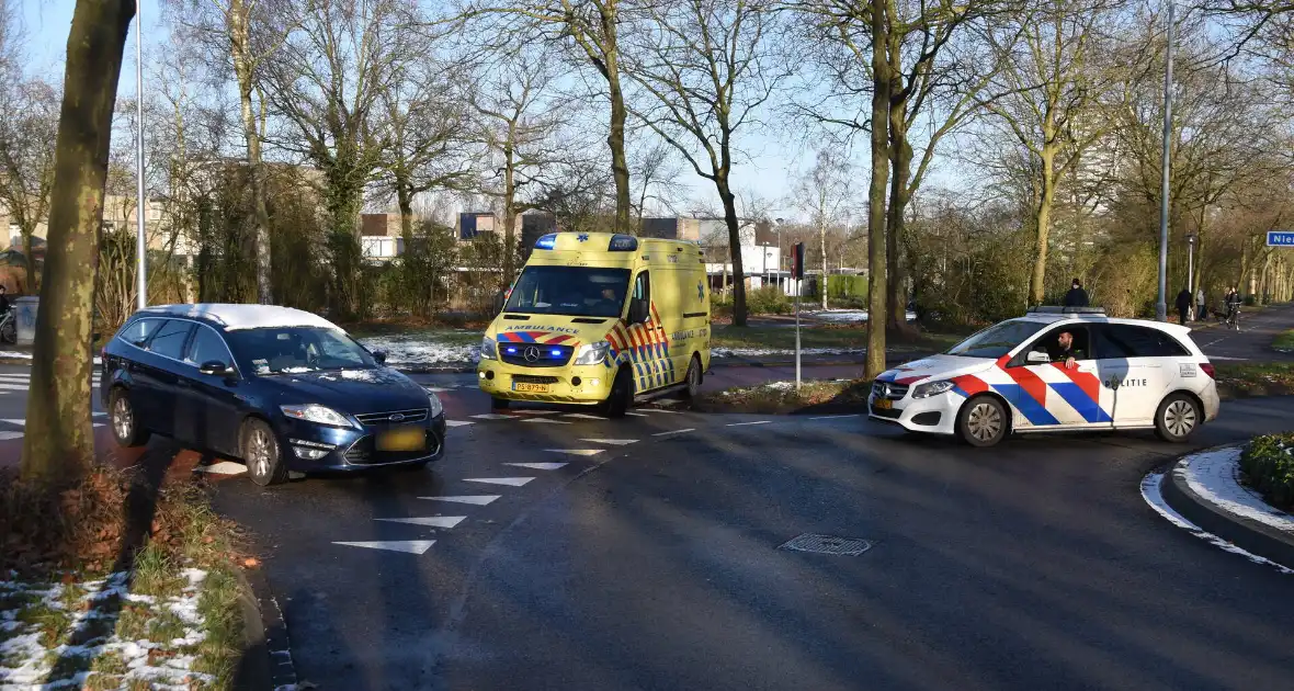 Fietser geschept op rotonde door automobilist - Foto 1