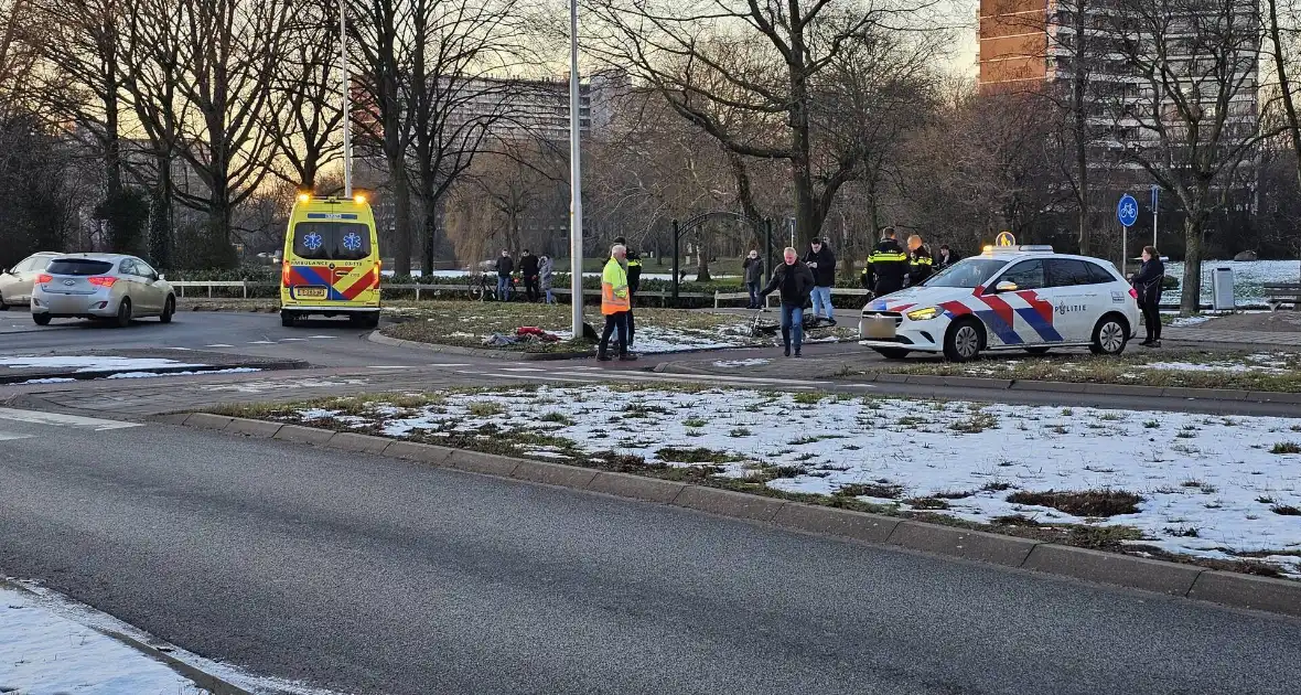 Auto en fietser in botsing op beruchte rotonde