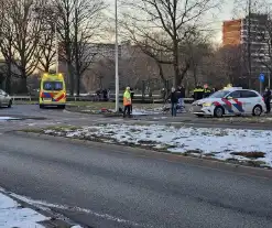 Auto en fietser in botsing op beruchte rotonde