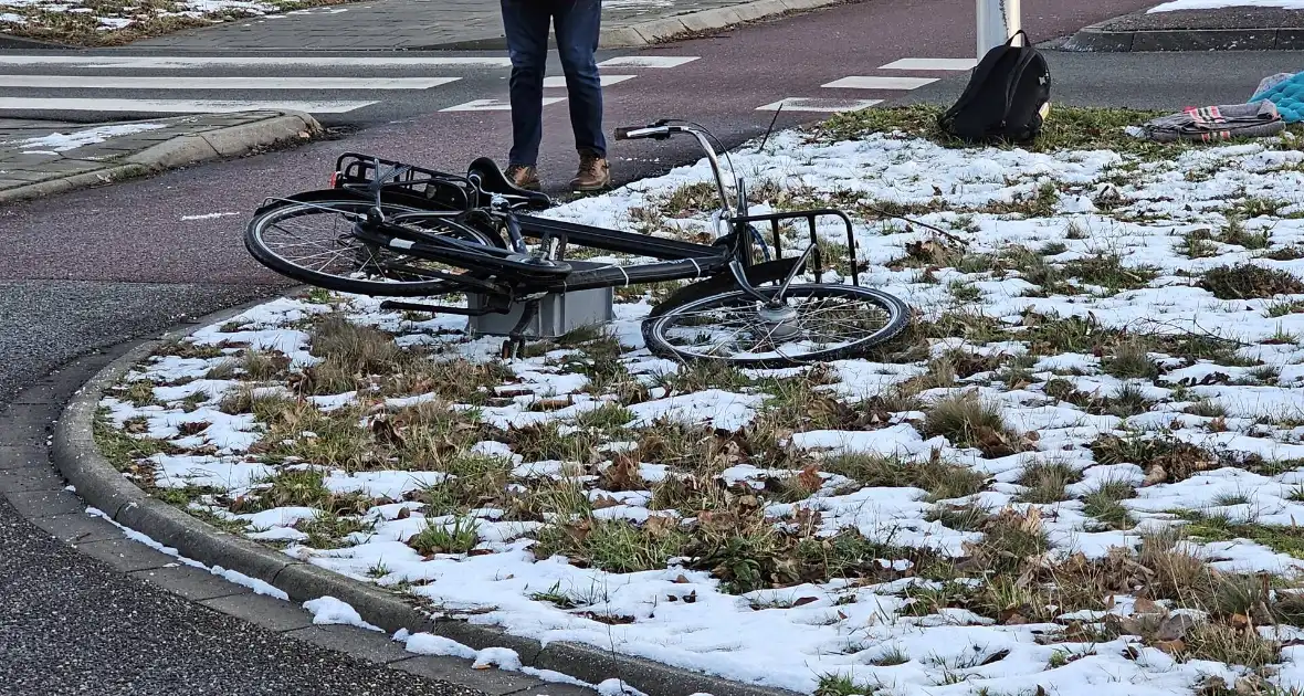 Auto en fietser in botsing op beruchte rotonde - Foto 1