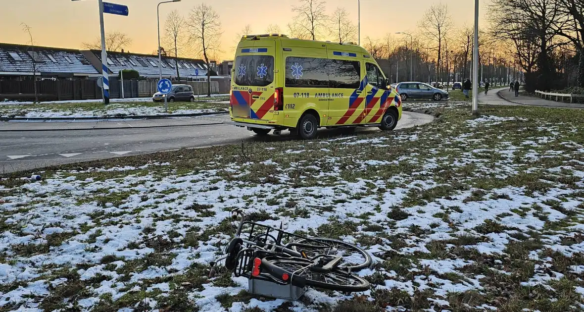 Auto en fietser in botsing op beruchte rotonde - Foto 2