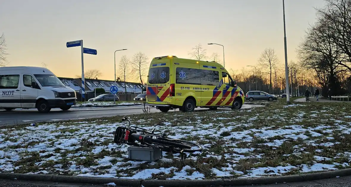 Auto en fietser in botsing op beruchte rotonde - Foto 3