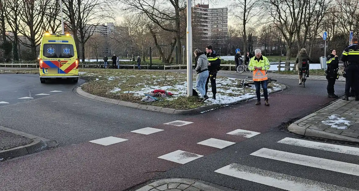 Auto en fietser in botsing op beruchte rotonde - Foto 4