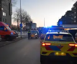 Auto en fietser in botsing op kruispunt