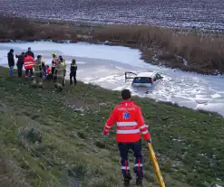 Automobilist belandt in ijskoude sloot