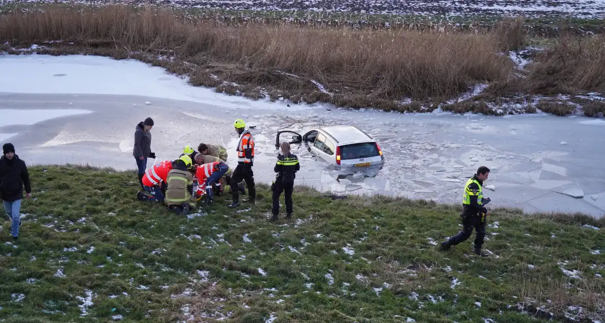 Automobilist belandt in ijskoude sloot - Foto 3