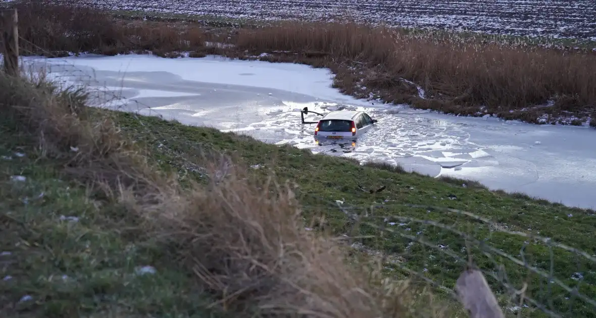 Automobilist belandt in ijskoude sloot - Foto 9