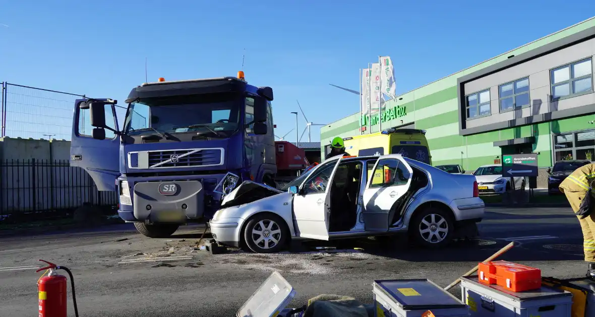 Twee gewonden bij ongeval met vrachtwagen - Foto 10
