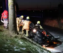 Hulpdiensten redden bestuurster uit te water geraakte auto