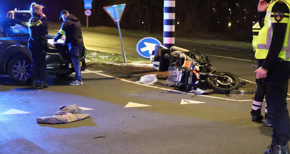 Motoragent gewond bij botsing met auto - Foto 2