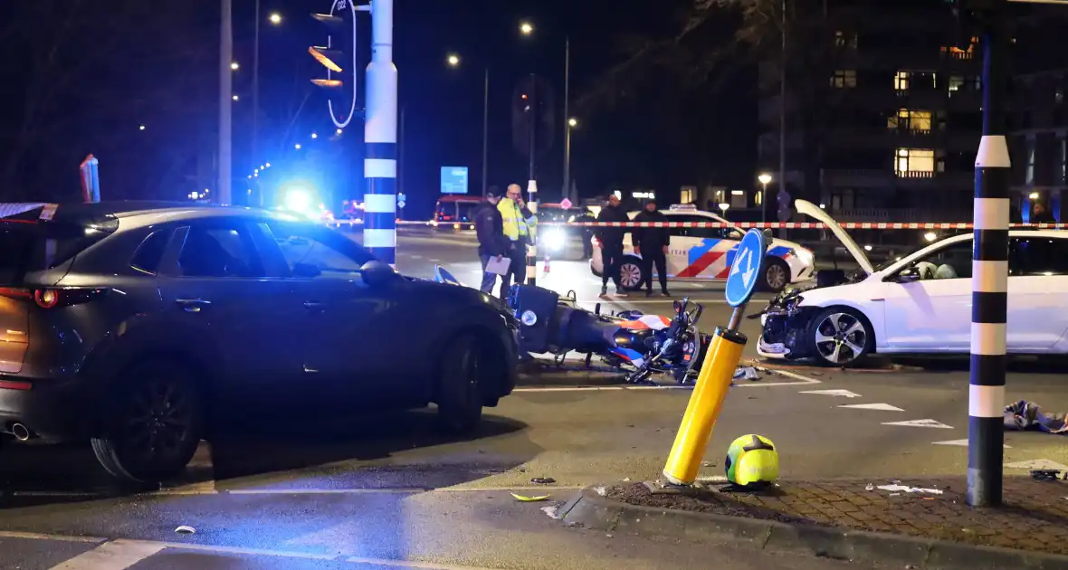 Motoragent gewond bij botsing met auto - Foto 4