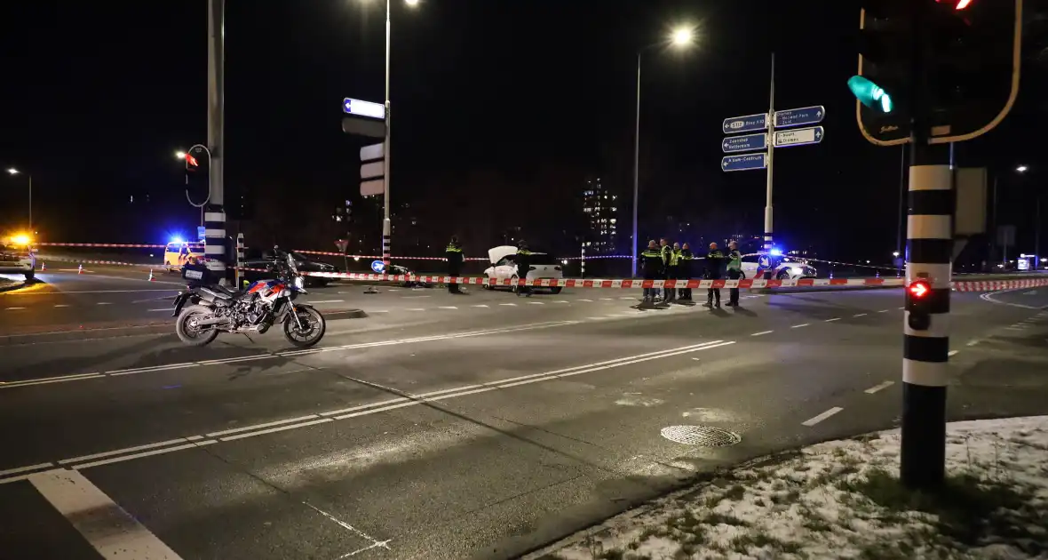 Motoragent gewond bij botsing met auto - Foto 5