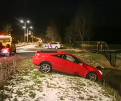 Voertuig raakt net niet te water bij ongeval