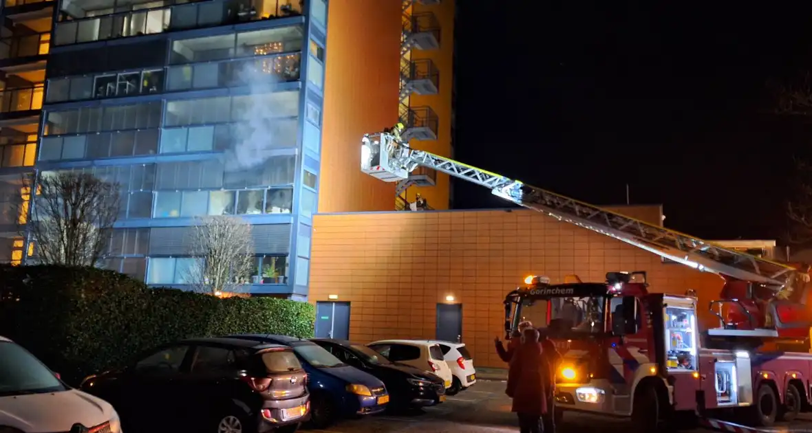 Grote uitslaande brand in flatgebouw - Foto 1