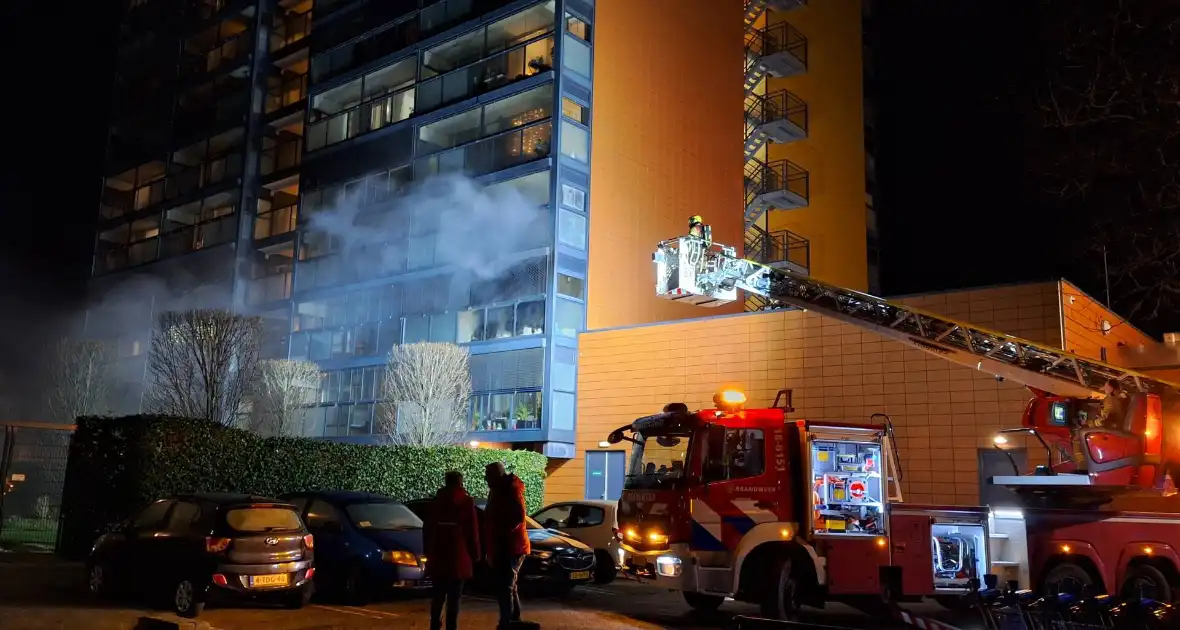 Grote uitslaande brand in flatgebouw - Foto 2
