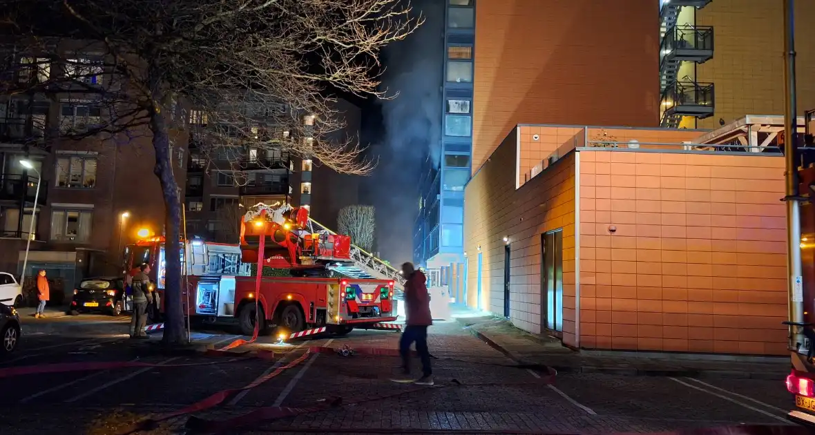 Grote uitslaande brand in flatgebouw - Foto 3
