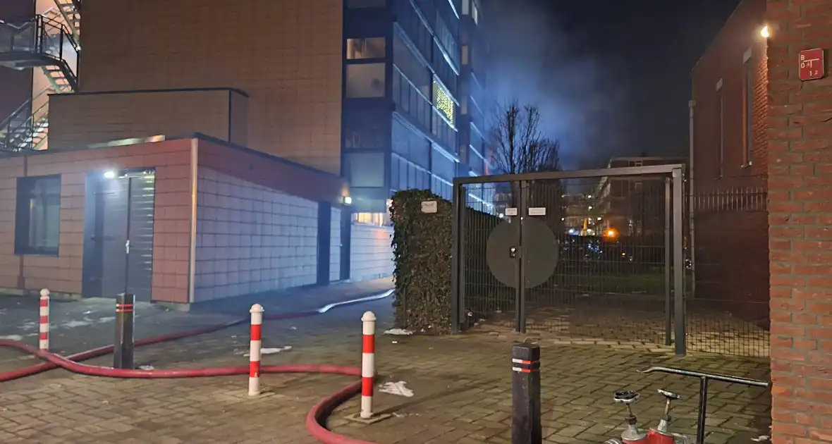 Grote uitslaande brand in flatgebouw - Foto 6