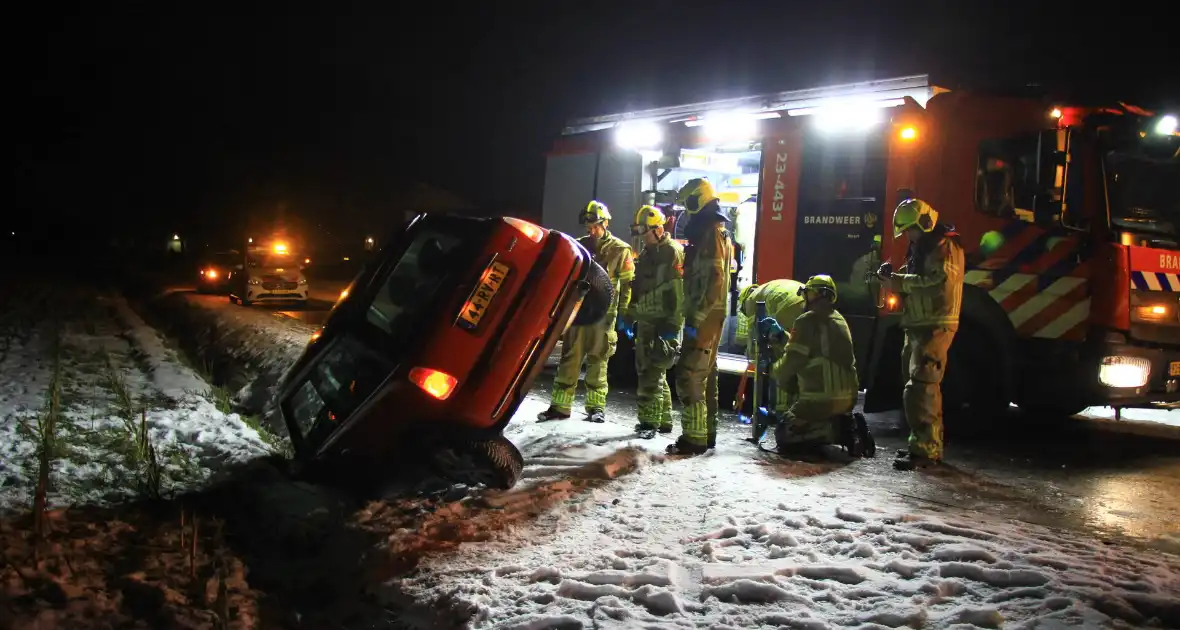 Automobilist belandt in greppel door gladheid