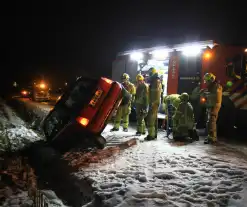 Automobilist belandt in greppel door gladheid