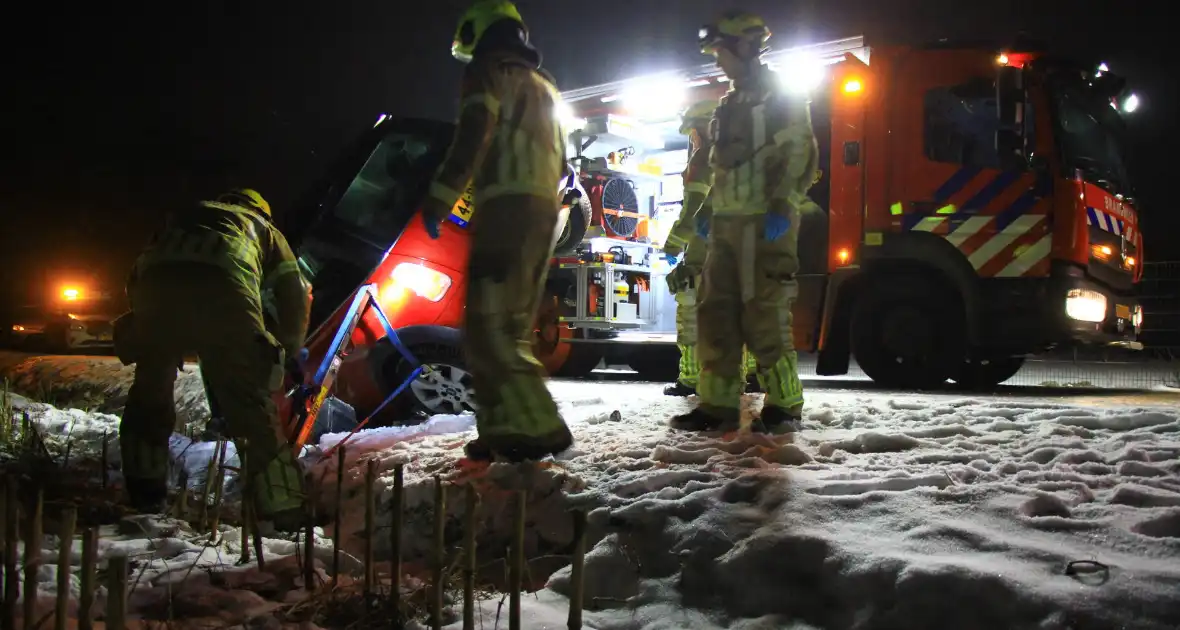 Automobilist belandt in greppel door gladheid - Foto 2