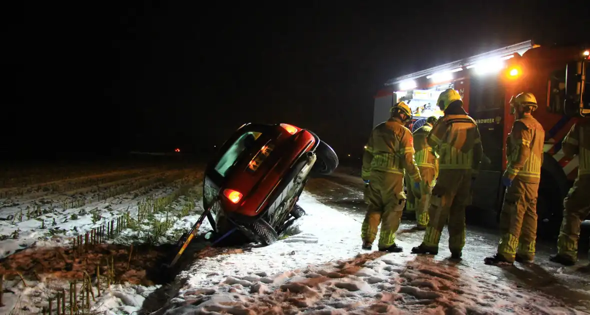 Automobilist belandt in greppel door gladheid - Foto 3