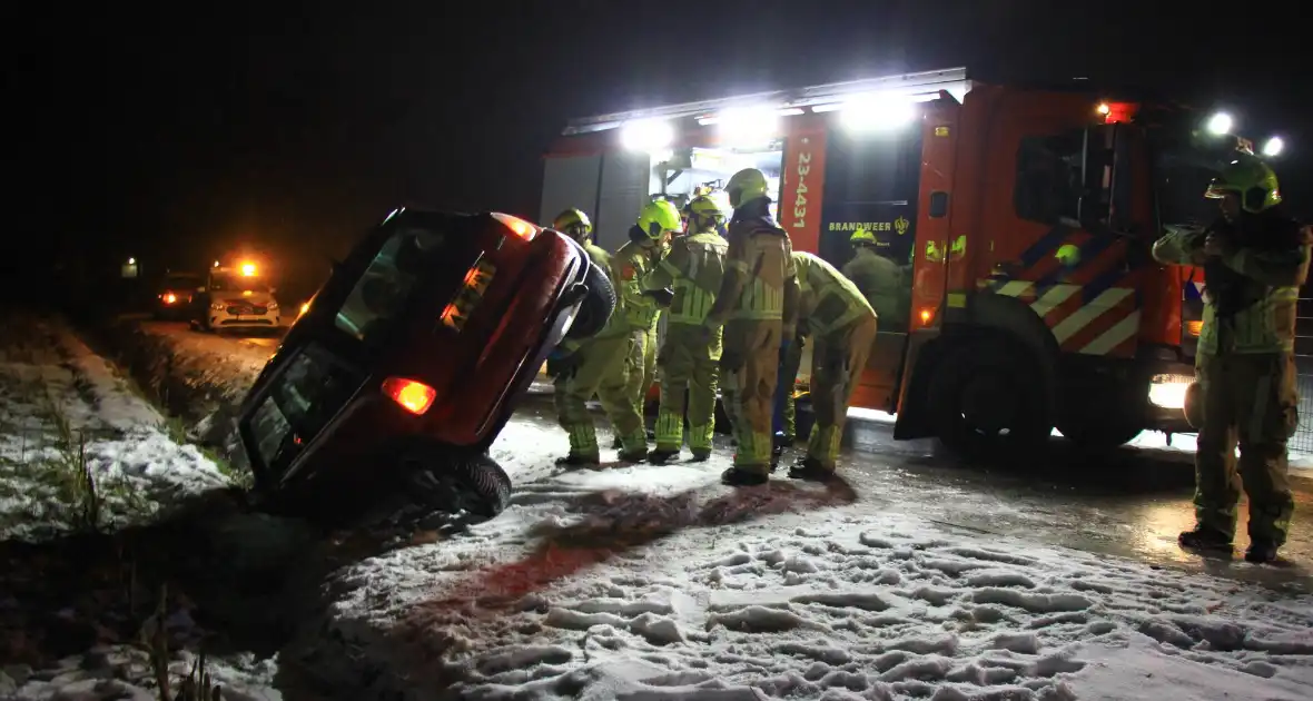 Automobilist belandt in greppel door gladheid - Foto 4