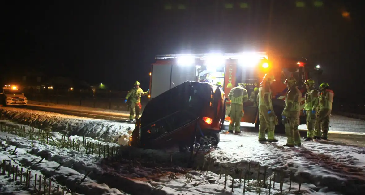 Automobilist belandt in greppel door gladheid - Foto 5