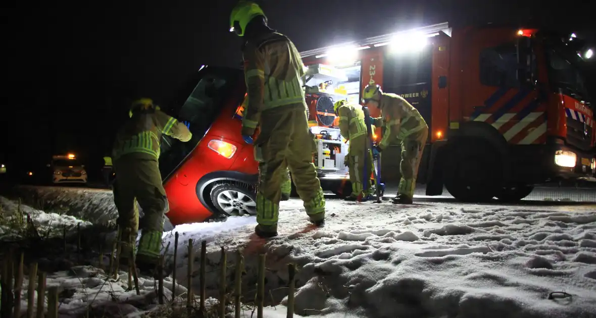 Automobilist belandt in greppel door gladheid - Foto 6