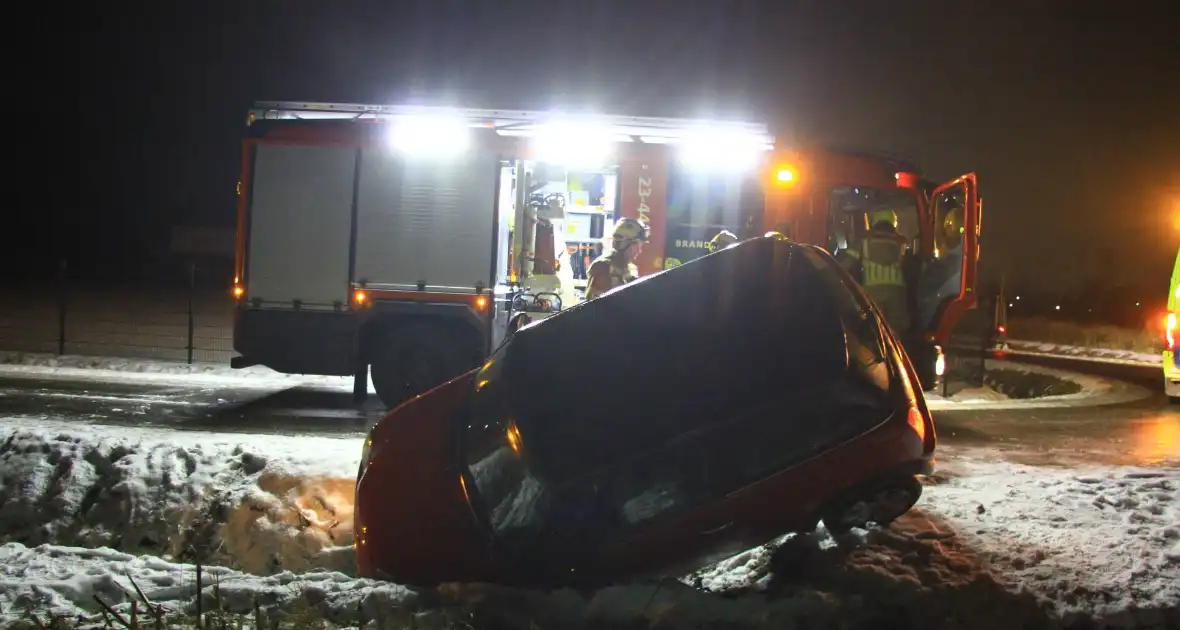 Automobilist belandt in greppel door gladheid - Foto 7