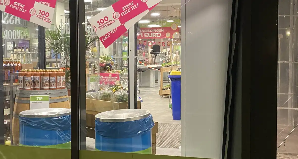 Politie doet onderzoek in supermarkt - Foto 1