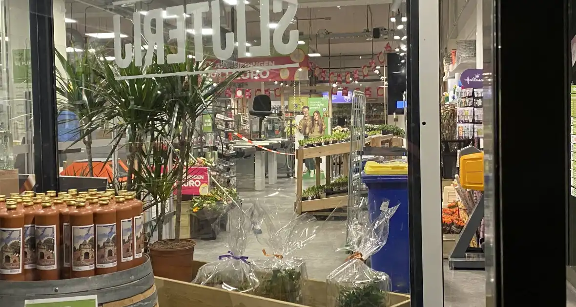Politie doet onderzoek in supermarkt - Foto 3