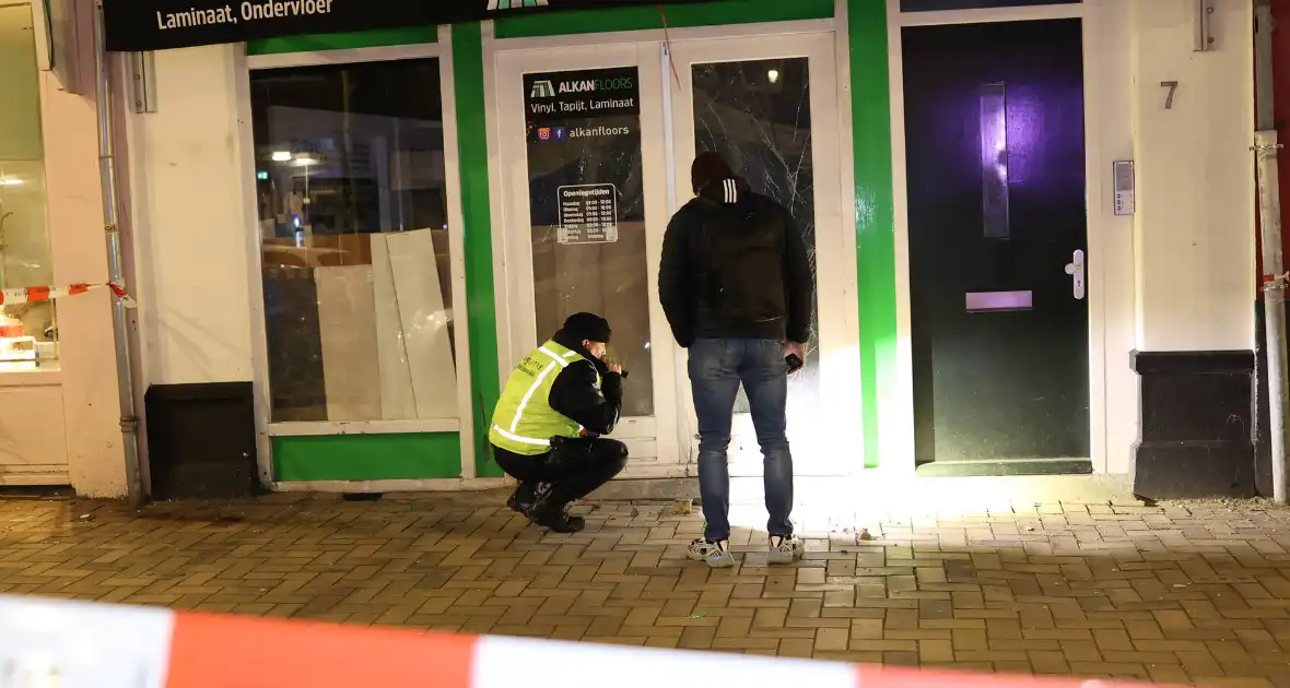 Flinke schade door explosie bij winkelpand - Foto 2