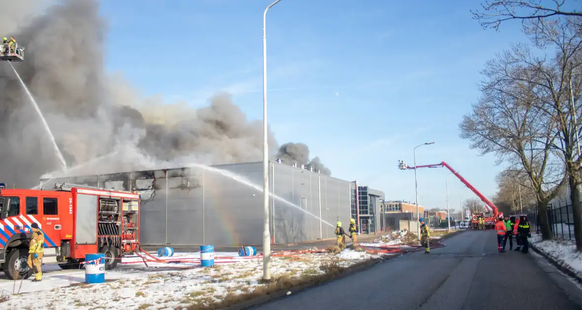 NL-alert voor grote brand in bedrijfspand - Foto 3